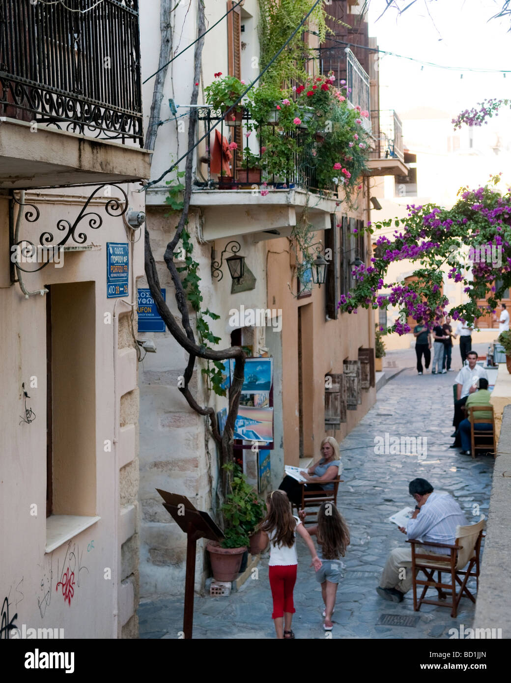 Persone in backstreet in serata. Chania, Creta, Grecia. Foto Stock