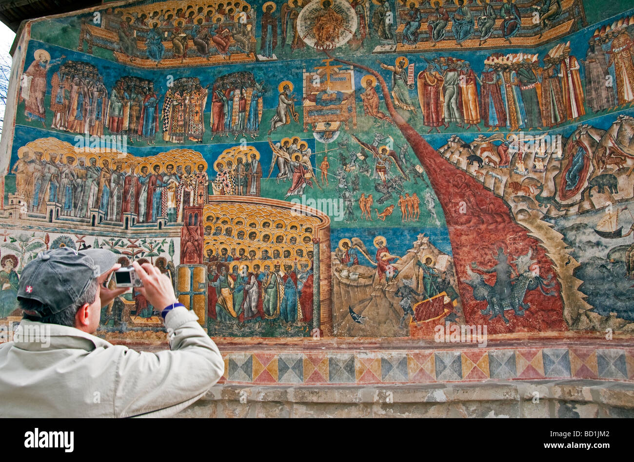 Il rumeno turista al dipinto di Voronet Monastero di Bucovina fotografare il murale del Giudizio Universale Foto Stock