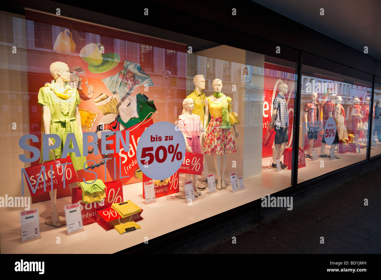 Department Store Window Display con vendita articoli in Germania, Europa Foto Stock