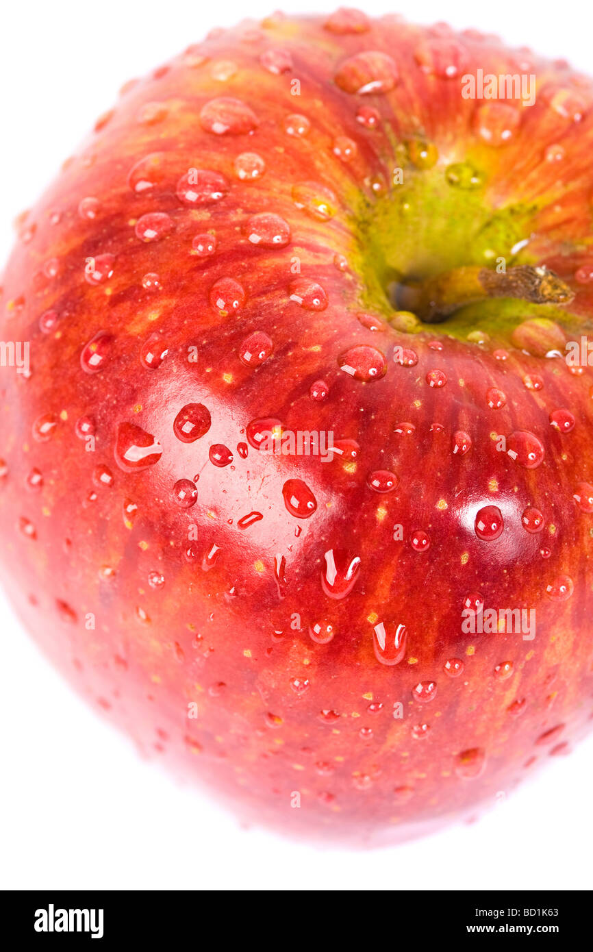 Red apple con gocce d'acqua Isolaed su bianco Foto Stock