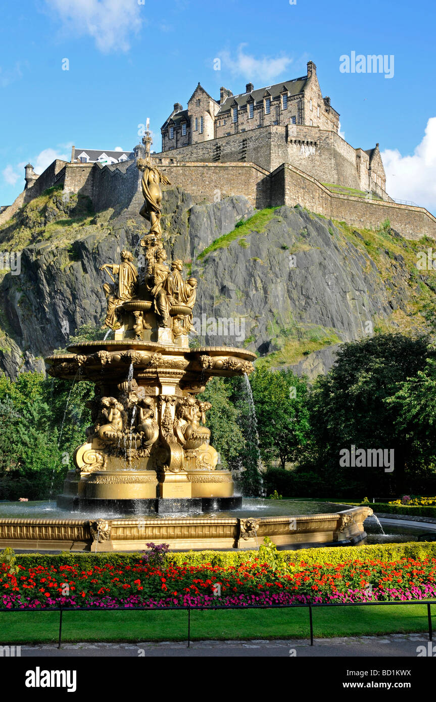 Il castello di Edimburgo in Scozia la città capitale r.u. vista dalla principessa park Foto Stock