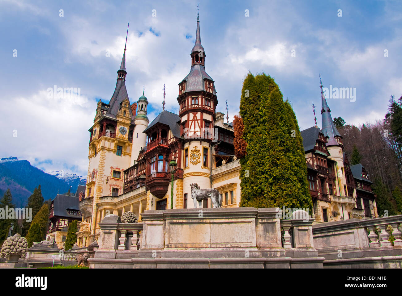 La Romania è il Castello di Peles costruito nel XIX secolo a Sinaia in Valacchia, il più famoso royal residence in paese (contiene casinò) Foto Stock