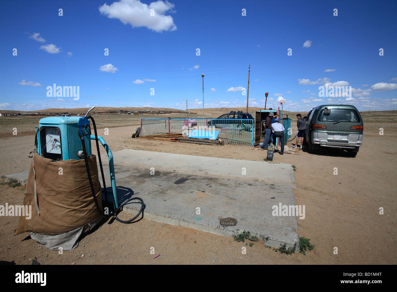 Stazione di benzina nel deserto del Gobi, il rifornimento di carburante di un veicolo fuoristrada, Mongolia Foto Stock