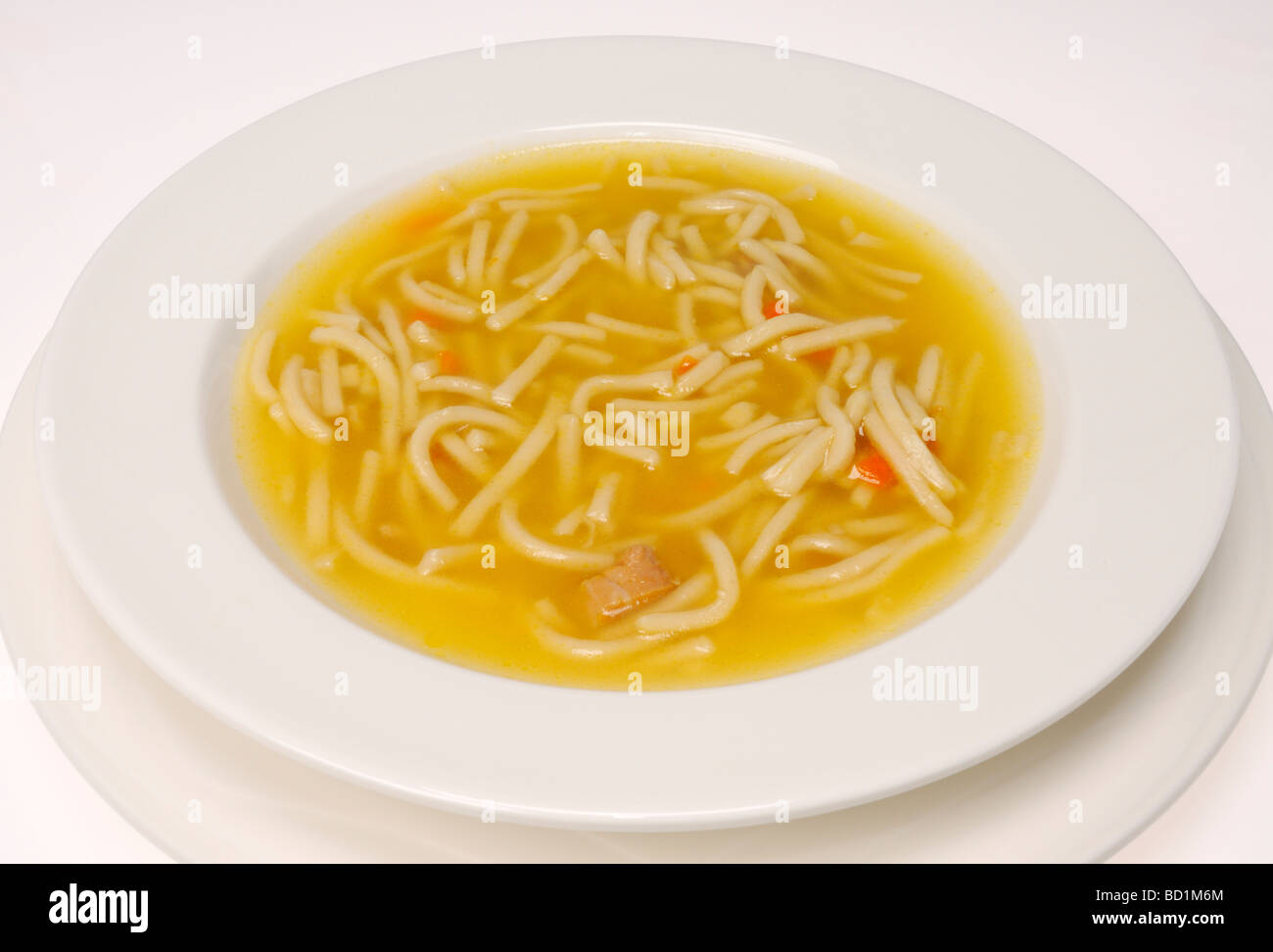 Ciotola di zuppa di noodle al pollo su sfondo bianco. Foto Stock