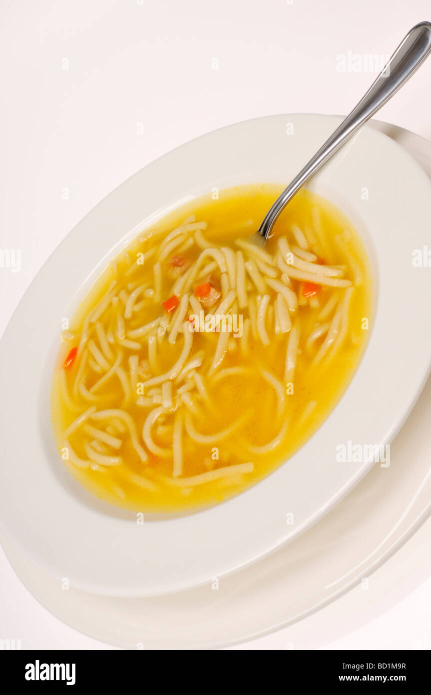 Ciotola di zuppa di noodle al pollo su sfondo bianco. Foto Stock