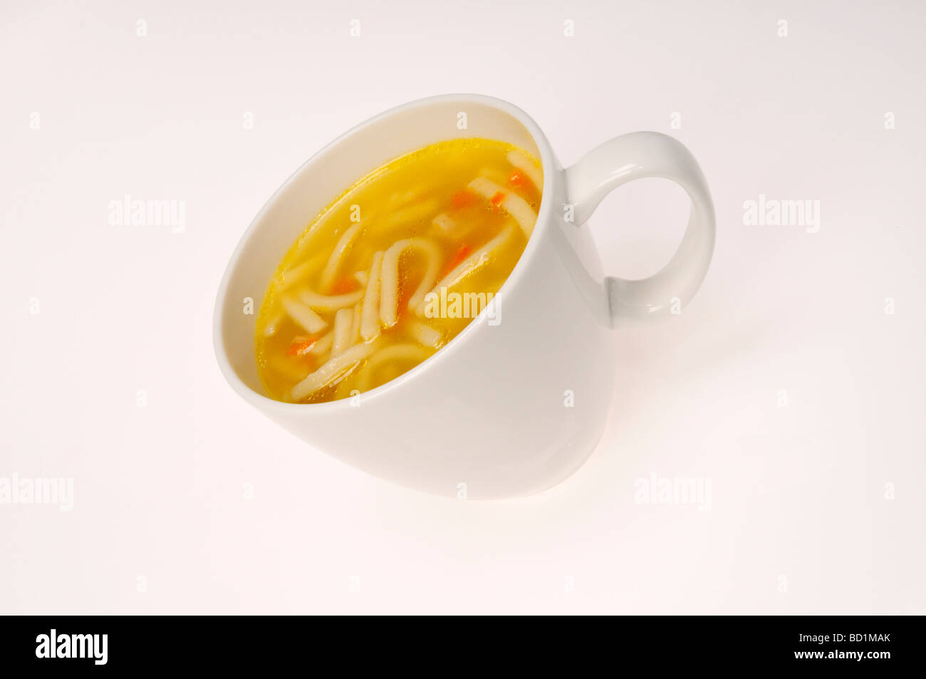 Tazza di zuppa di noodle al pollo su sfondo bianco, ritaglio. Foto Stock