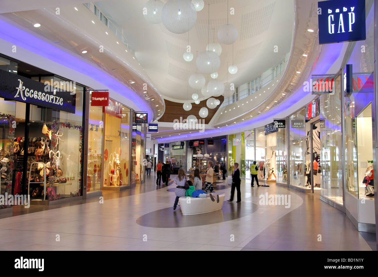 Il cuore del centro commerciale, Walton-on-Thames, Surrey, England, Regno Unito Foto Stock