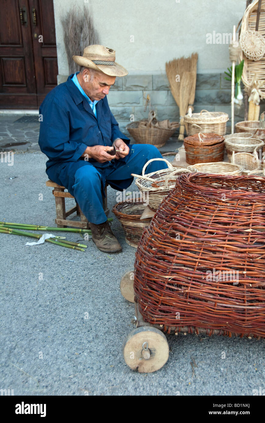 L'uomo dimostrando intrecciare cesti in un festival di tradizioni toscane in Sansepolcro Foto Stock