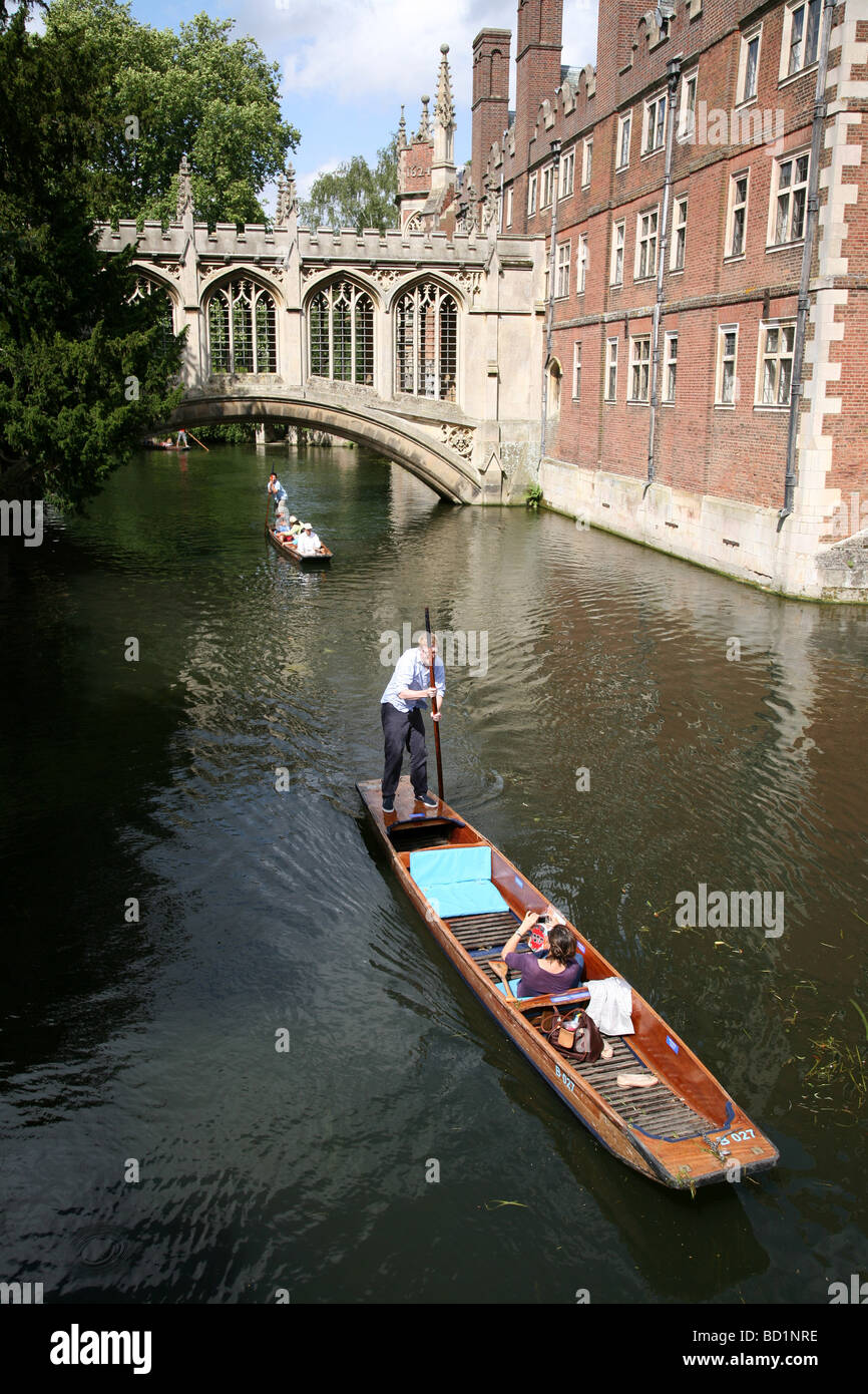 Punting sul fiume di St. John's College di Cambridge University Foto Stock