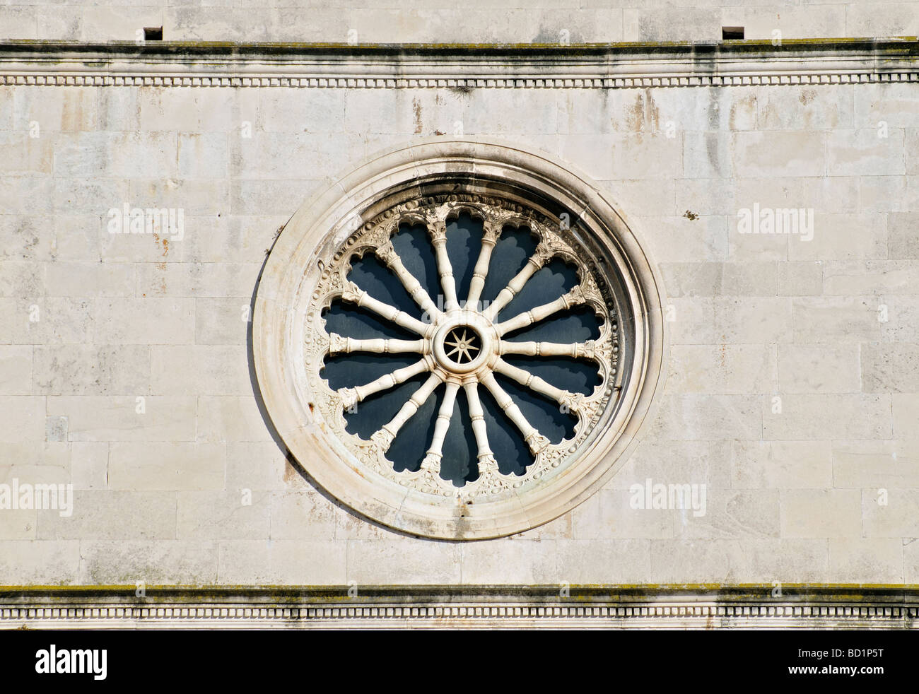 Rose Catherine finestra sulla facciata della cattedrale romanica di Santa Anastasia Katedrala sv Stosije a Zara Dalmazia Croazia Foto Stock