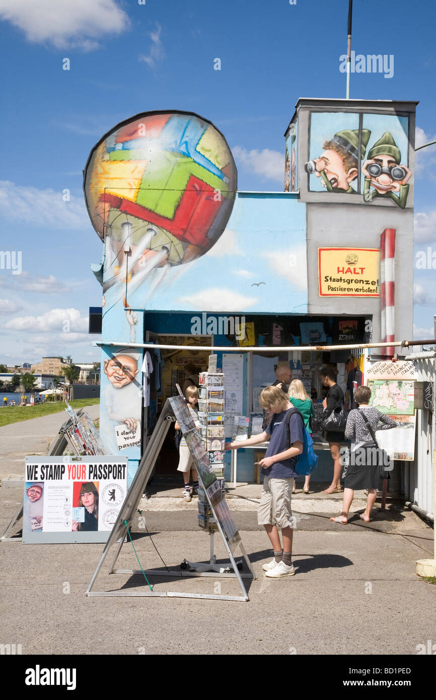 La parete House, tourist shop dalla East Side Gallery, il muro di Berlino, Berlino, Germania Foto Stock