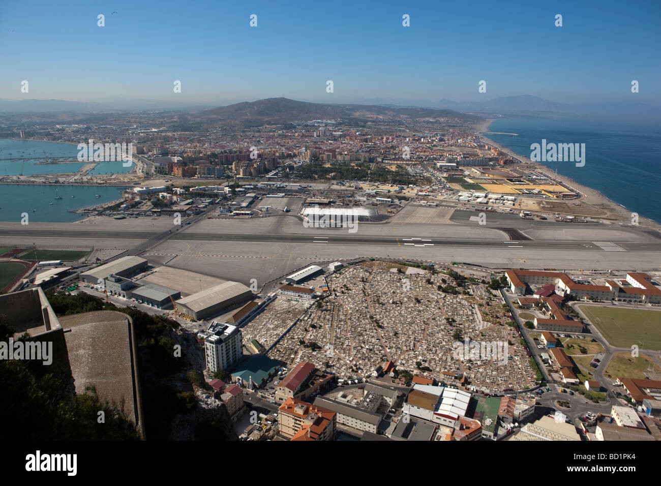 La vista al di fuori del Grande Assedio attraverso il cimitero dell'aeroporto e in Spagna. Gibilterra Foto Stock