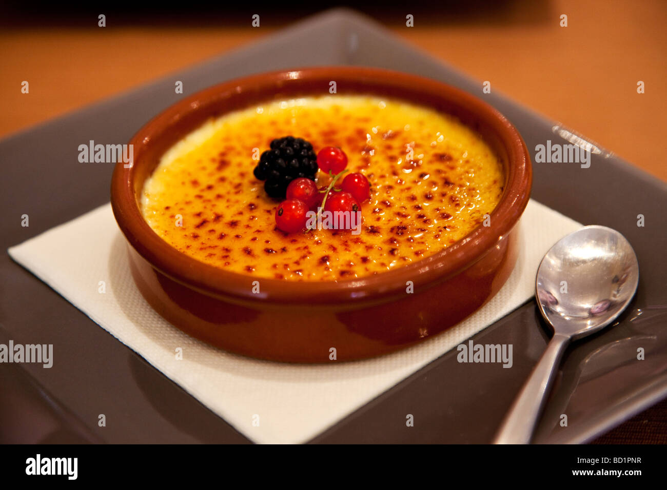 Creme Brulee - tempo di dessert a Goult, Provenza, Francia Foto Stock