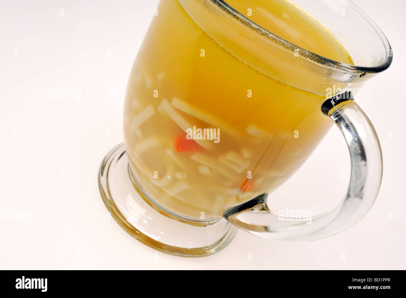 Tazza di vetro di una zuppa di noodle al pollo Foto Stock