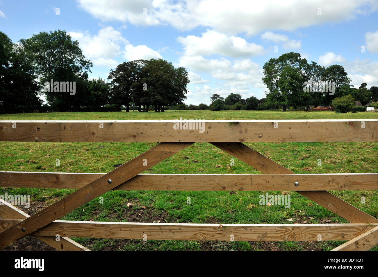 A cinque bar porta in un campo rurale vicino a louth lincolnshire Foto Stock