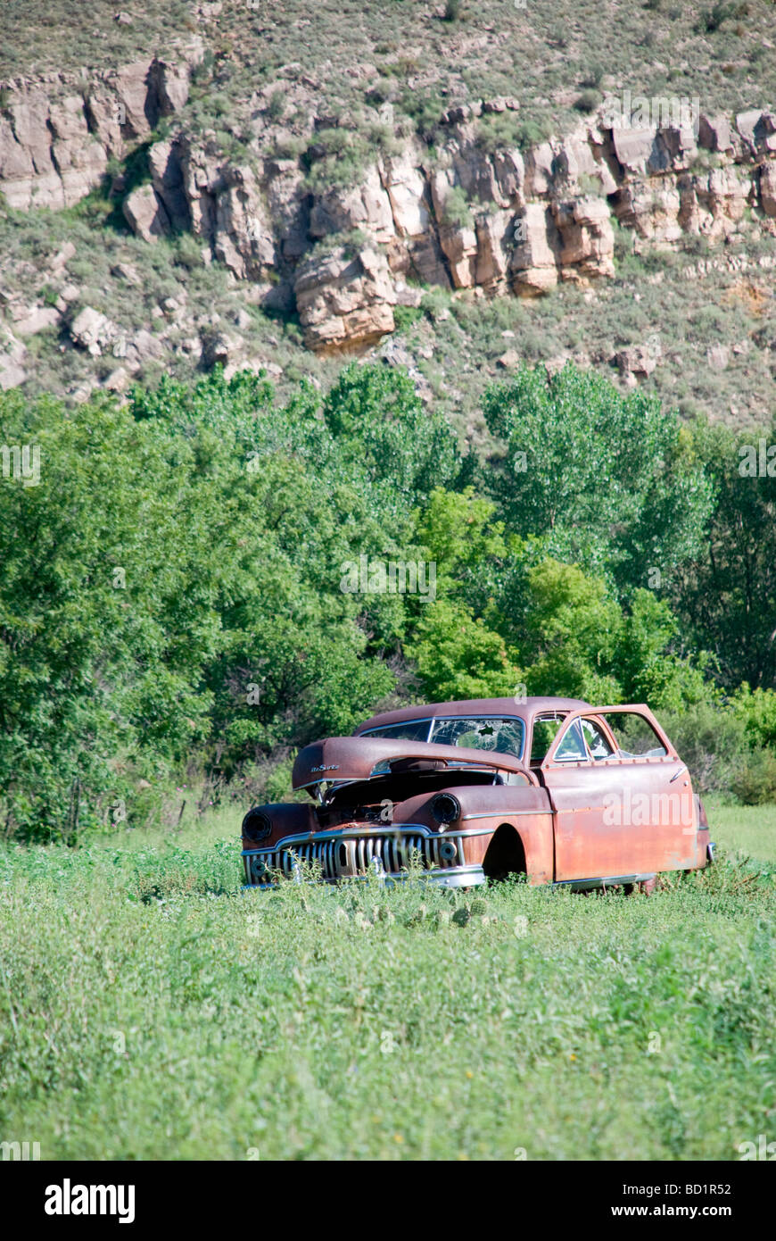 Una vecchia berlina di DeSoto siede la formazione di ruggine nel Bonito River Valley, vicino alla storica Lincoln, Nuovo Messico. Foto Stock