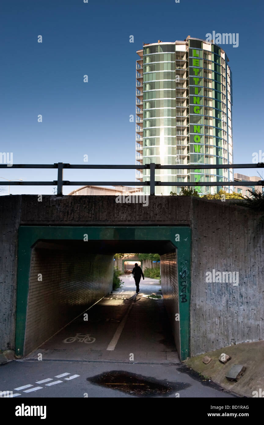 Sottopassaggio buio con scuri solitaria figura maschile Foto Stock