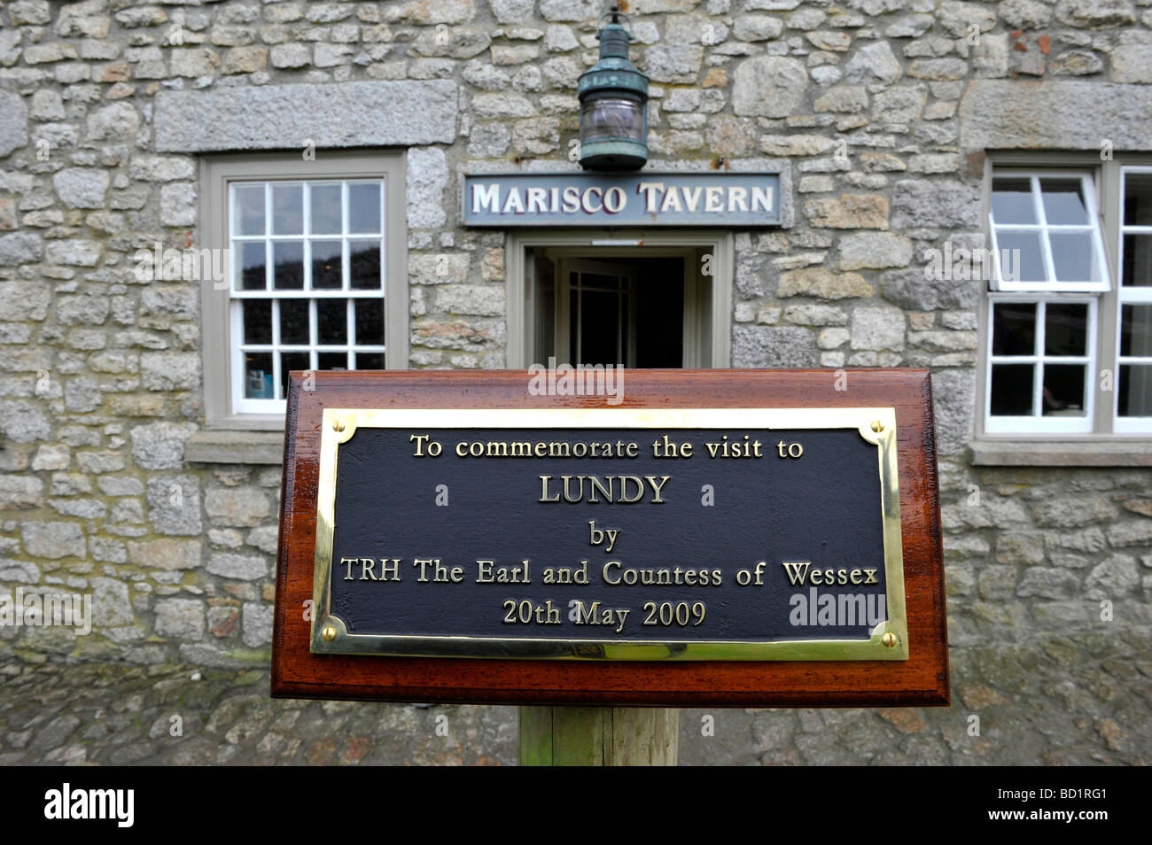 Il conte e la Contessa di Wessex Royal visita a Lundy una lapide commemorativa al di fuori del Marisco taverna, canale di Bristol, Devon Foto Stock