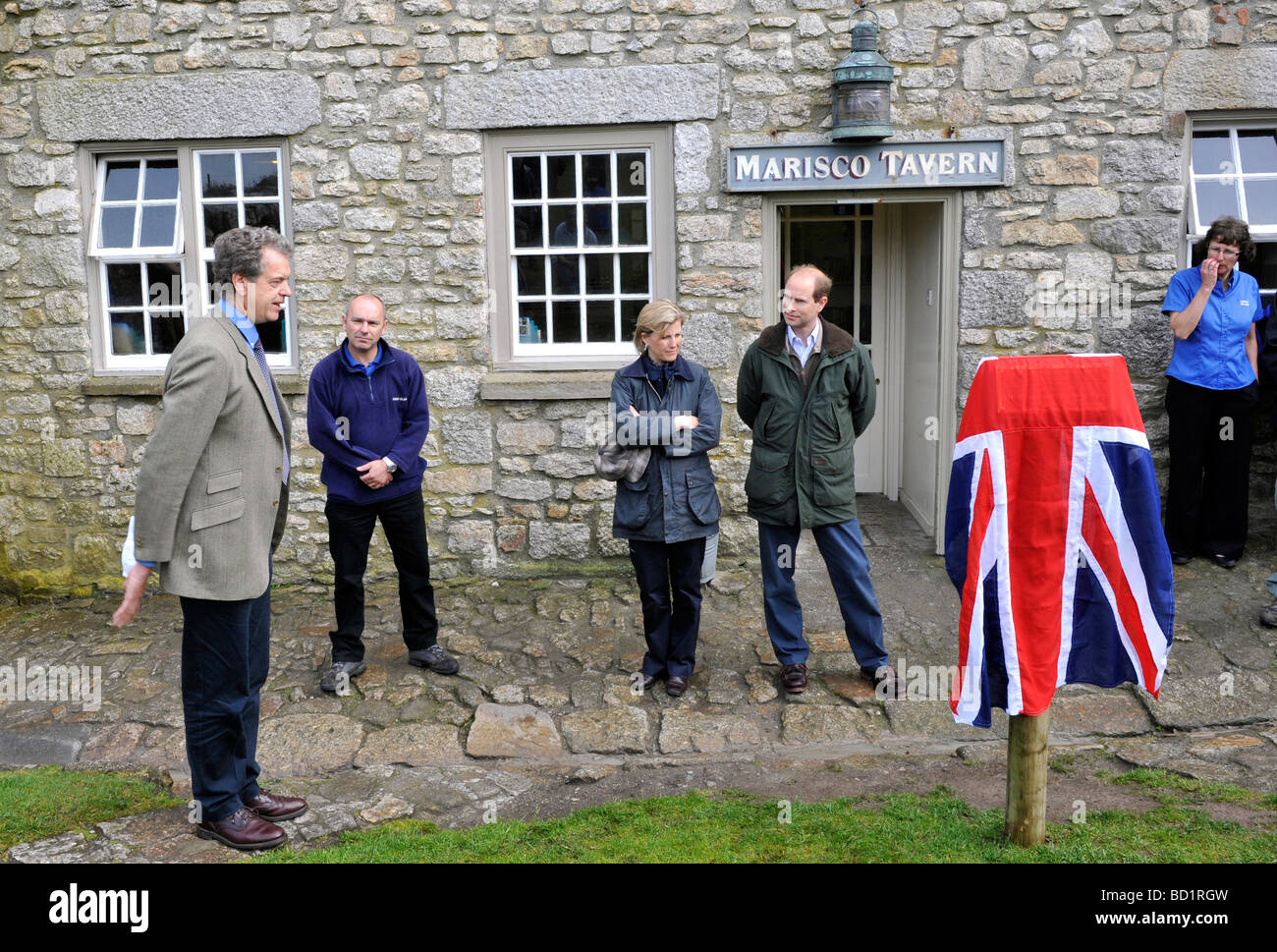 Il conte e la Contessa di Wessex svelare la placca al di fuori del Marisco Taverna sulla loro Royal visita a Lundy Island, canale di Bristol, Devon Foto Stock