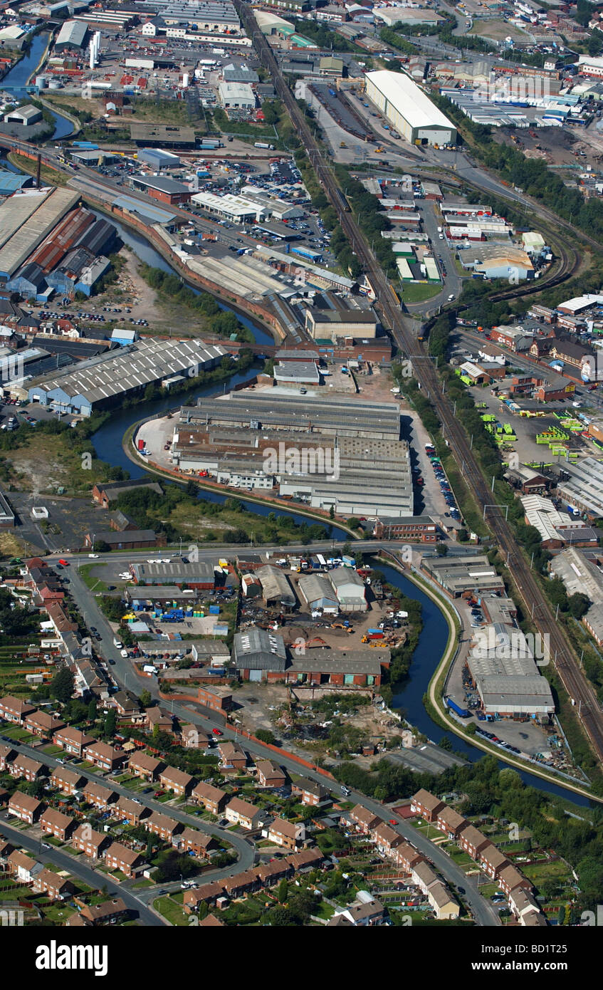 Vista aerea di Wolverhampton con il Birmingham Linea principale canal avvolgere la sua strada per la città Foto Stock