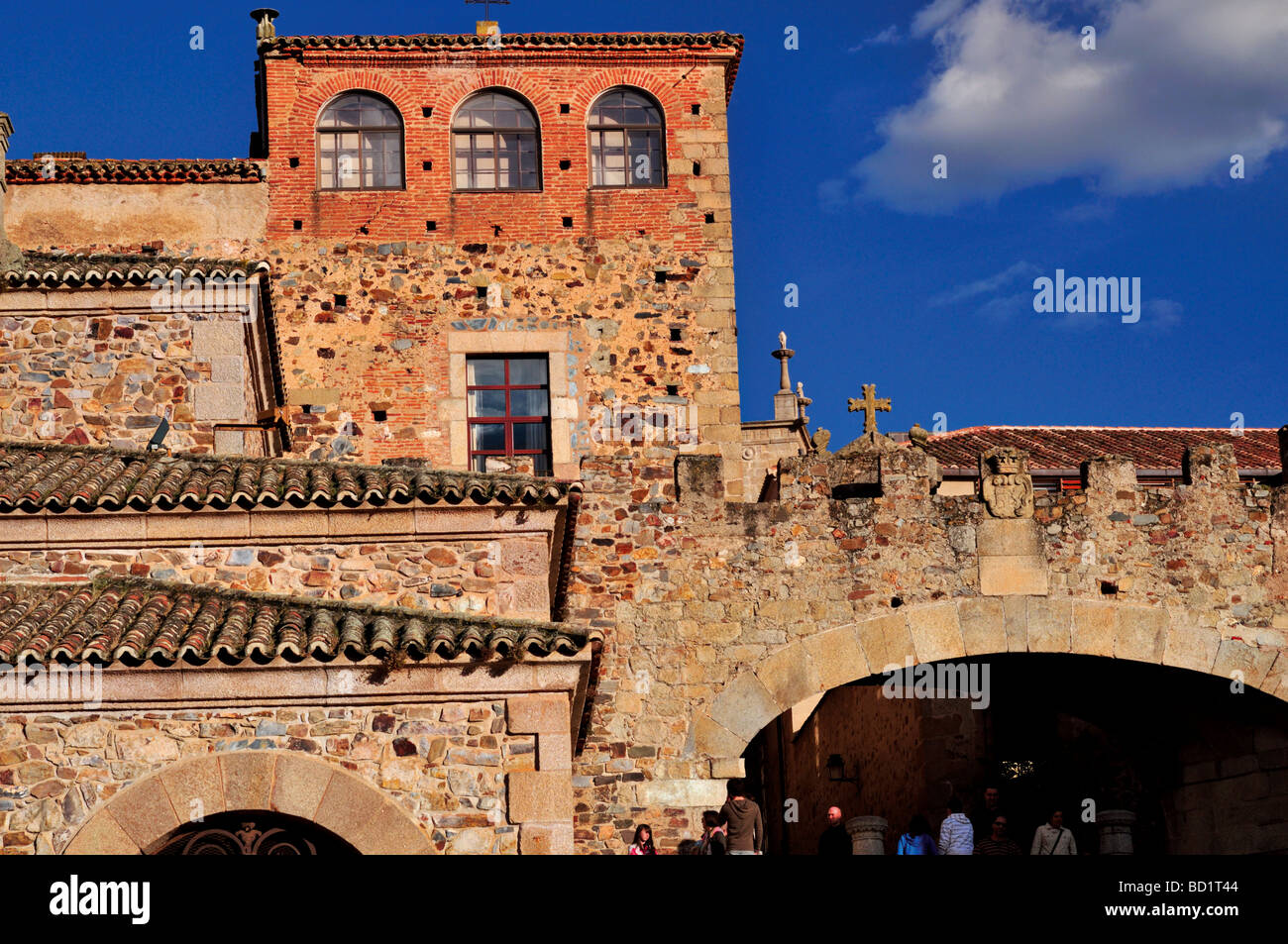 Spagna Cáceres: Torre del Palazzo Vescovile e Arco de la Estrella nel centro storico Foto Stock