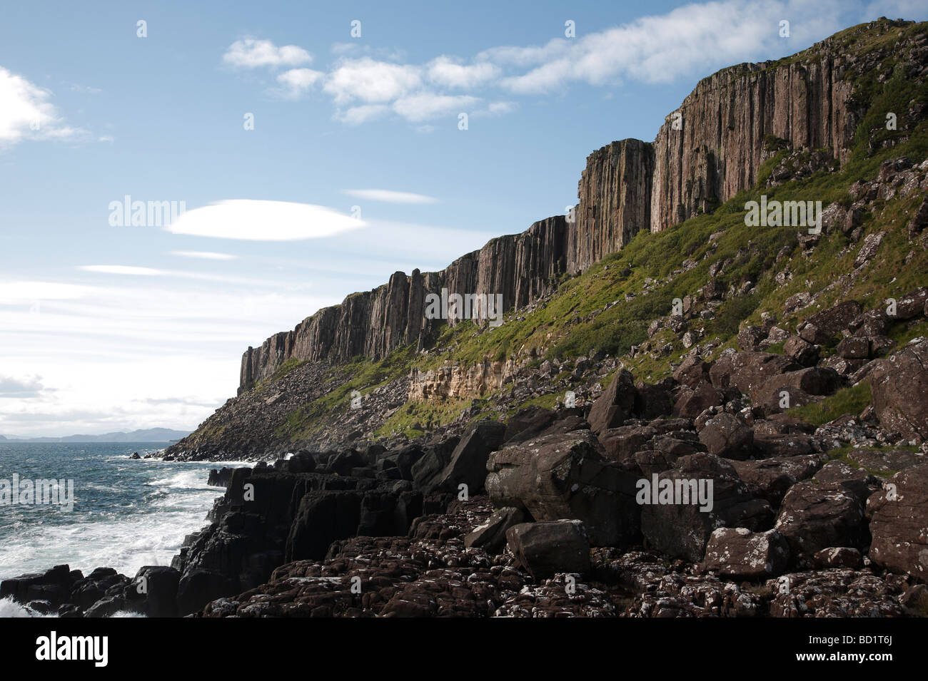 Staffin Bay sull'Isola di Skye sulla costa ovest della Scozia Foto Stock