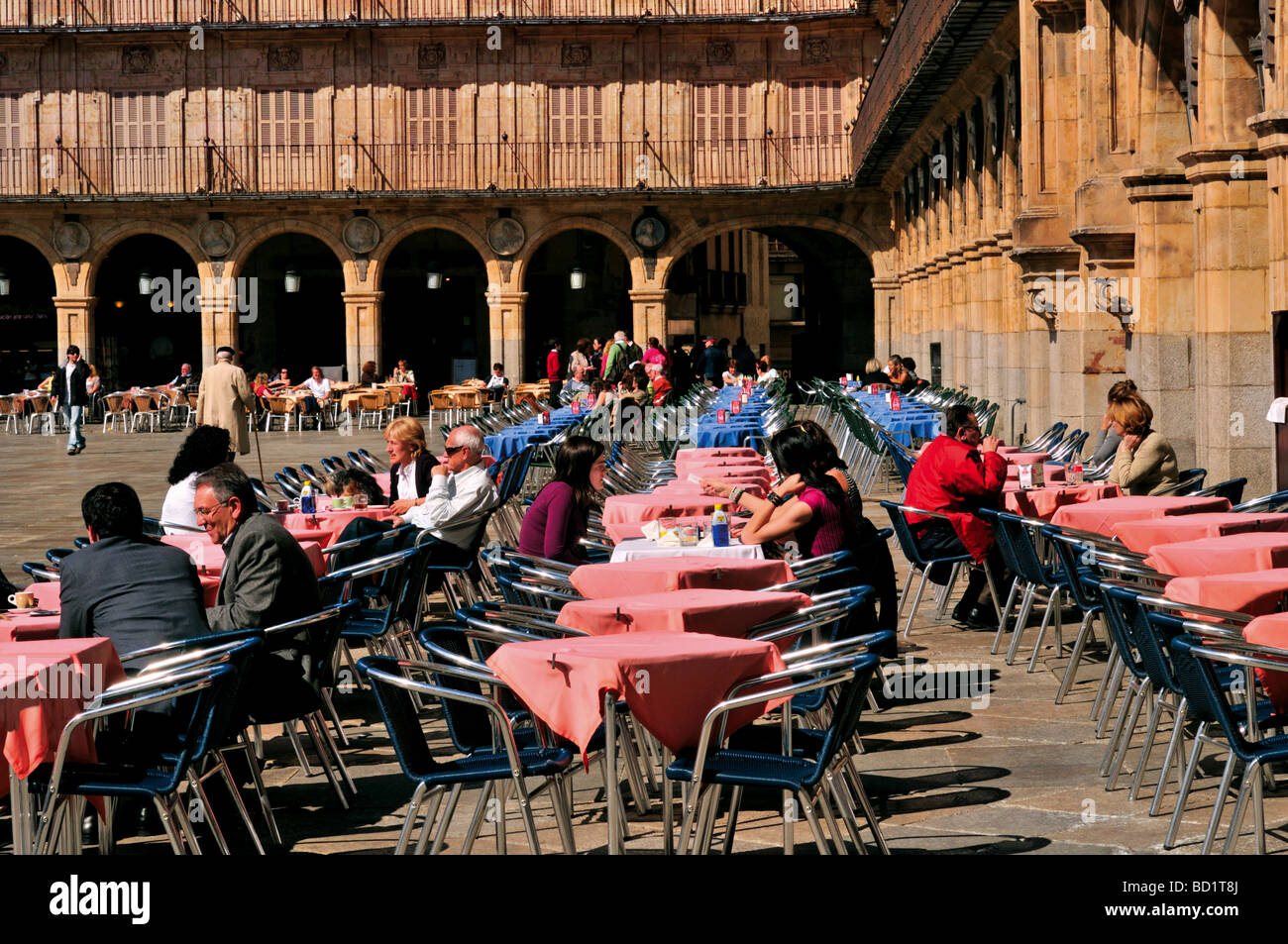 Spagna Salamanca: caffetterie e Arcade edifici al Plaza Mayor Foto Stock