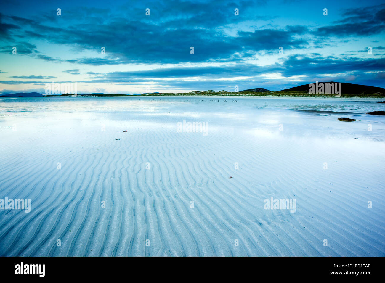 A tarda sera sulla costa di North Uist. Ripples in sabbia lasciate dalla marea sfuggente. Outer Hebrides, Scozia Foto Stock