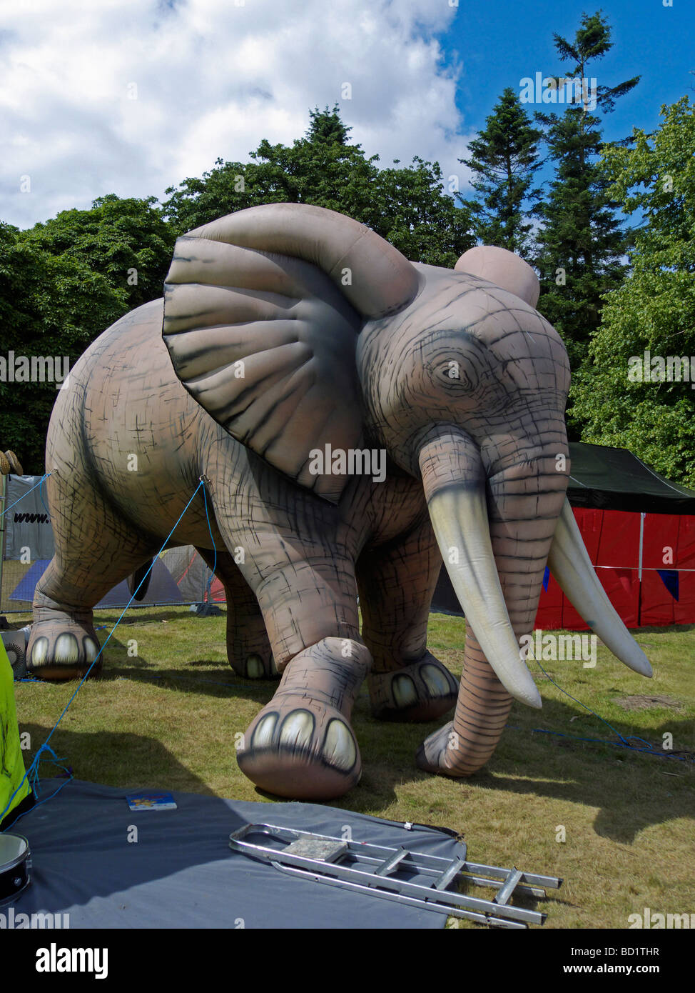Un elefante gonfiabile al Latitude festival culturali. Henham Park, Southwold, Suffolk, Inghilterra. Foto Stock