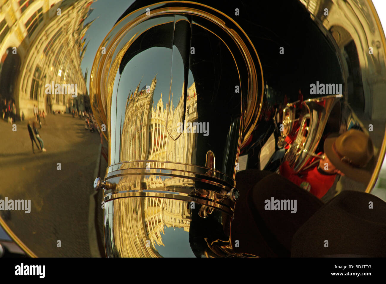 La riflessione del centro storico di Bruges in un trombone della banda di ottoni Groep Sint Leo Bruges Belgio Europa Foto Stock