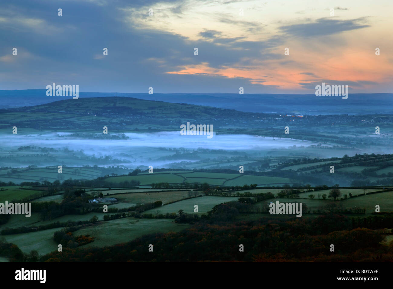 Caradon hill all'alba guardando verso la collina di kit di Cornovaglia Foto Stock