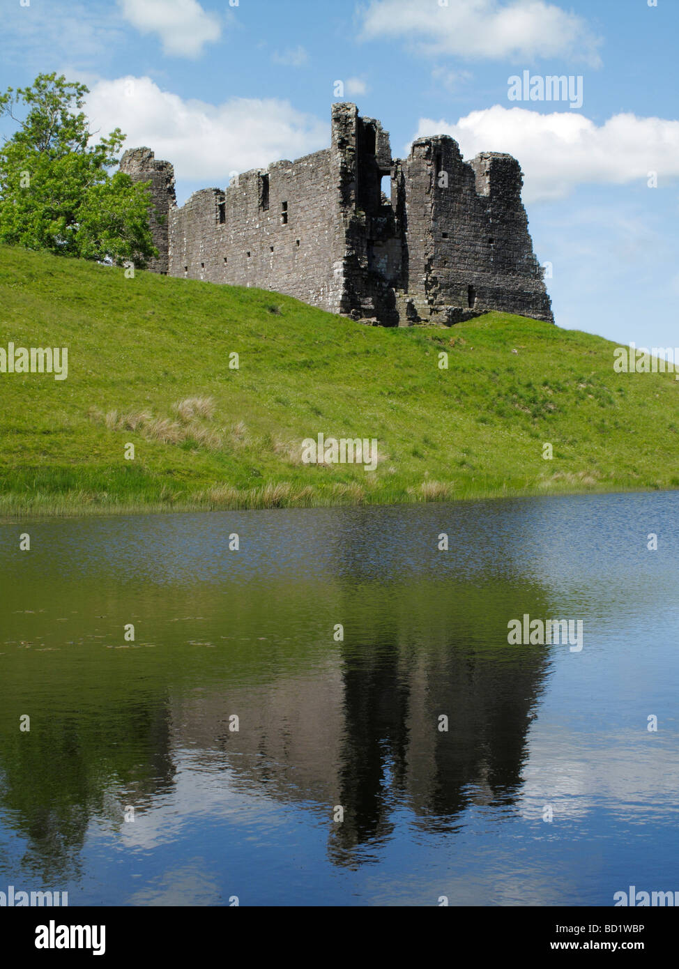 Il castello di Morton sulle rive di Loch Morton in Scozia Foto Stock