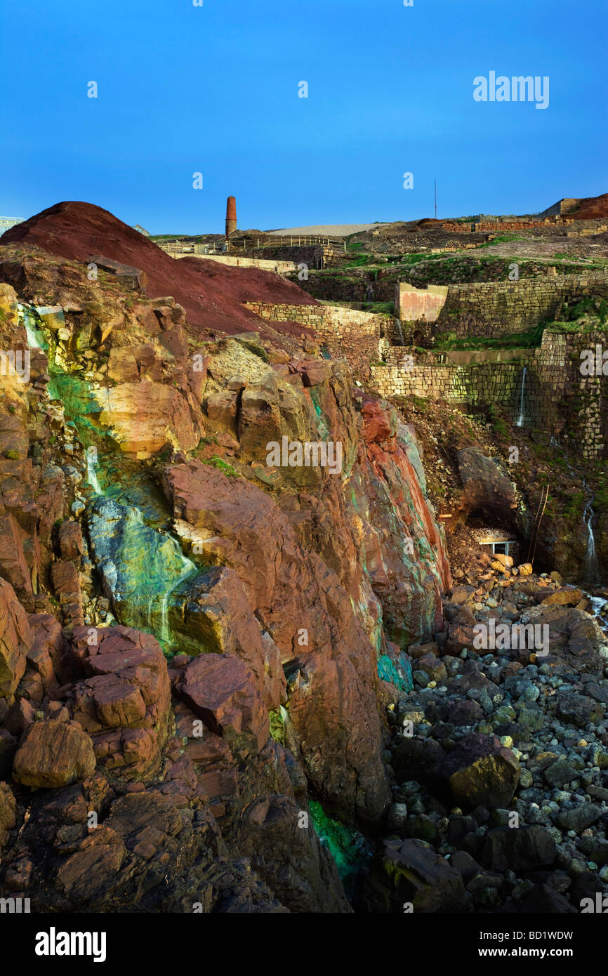 Miniera di Geevor macchiatura di rame le rocce green presso la costa della Cornovaglia Foto Stock