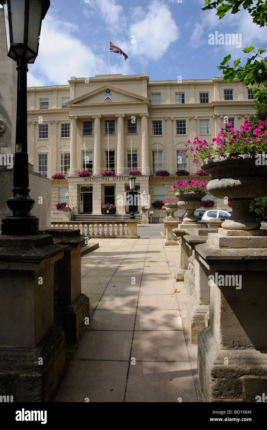 Uffici Comunali Cheltenham Gloucestershire England Regno Unito display floreale delle finestre nei cestini appesi e giardino paesaggistico Foto Stock