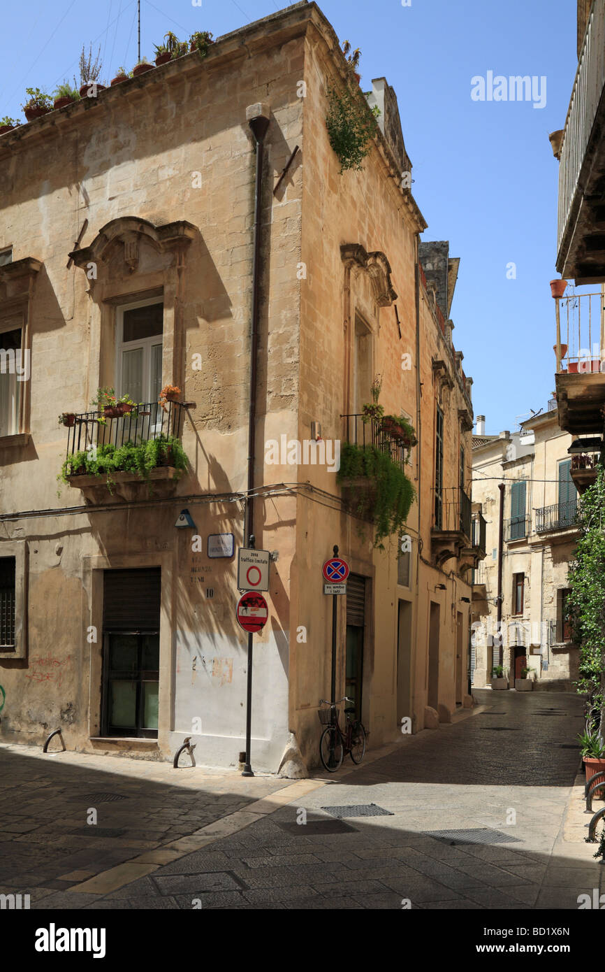 Strada stretta, Lecce, Puglia, Italia. Foto Stock