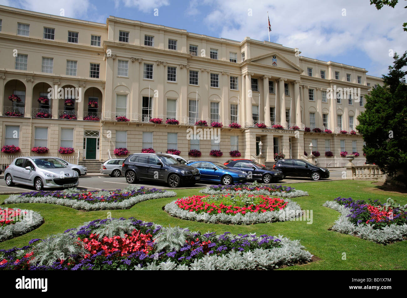 Uffici Comunali Cheltenham Gloucestershire England Regno Unito display floreale delle finestre nei cestini appesi e giardino paesaggistico Foto Stock