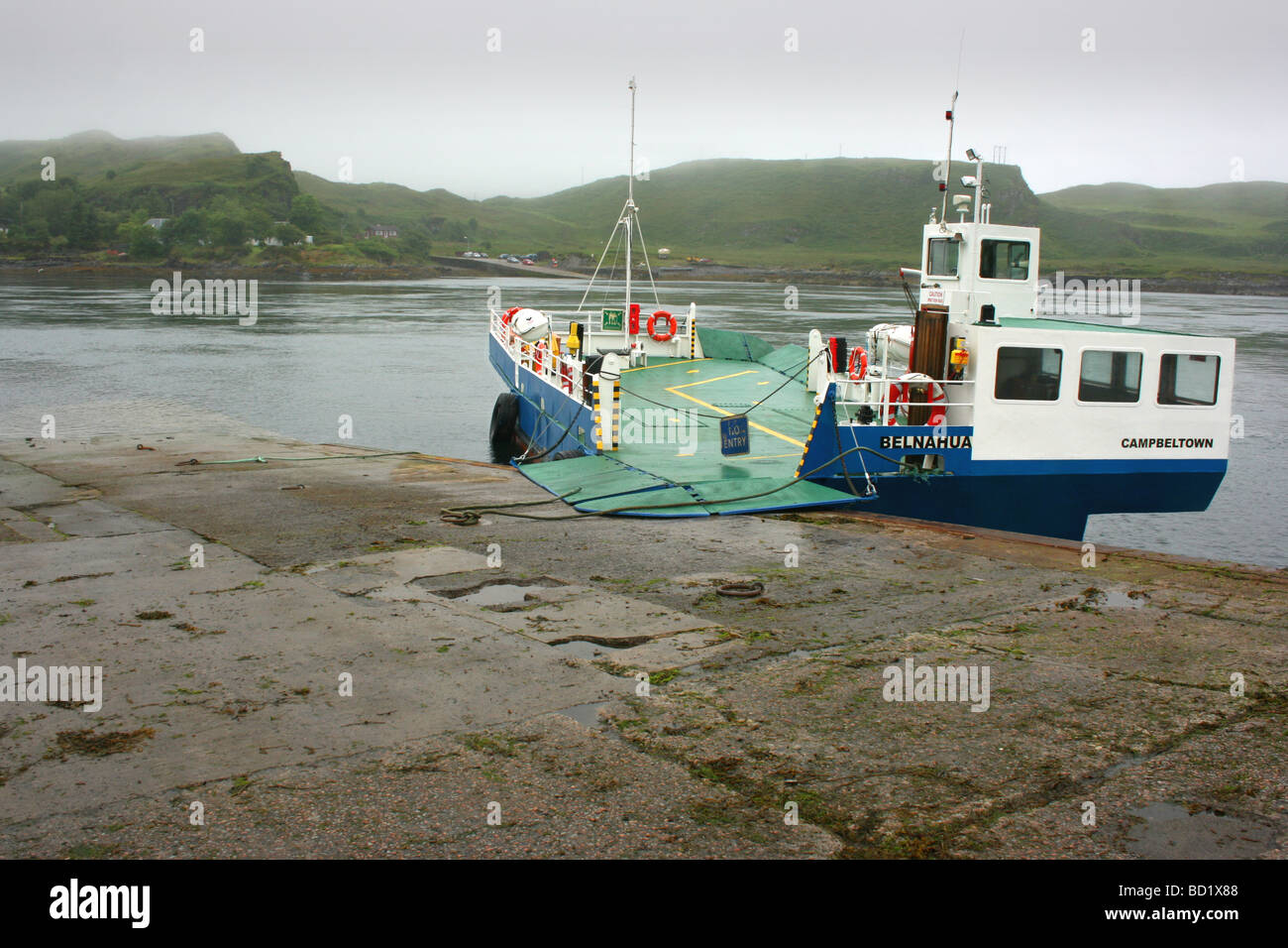 Il traghetto attraccato alla frazione di C'huan traghetto, guardando attraverso il suono all'Isola di Luing, Argyll and Bute, Scozia occidentale Foto Stock