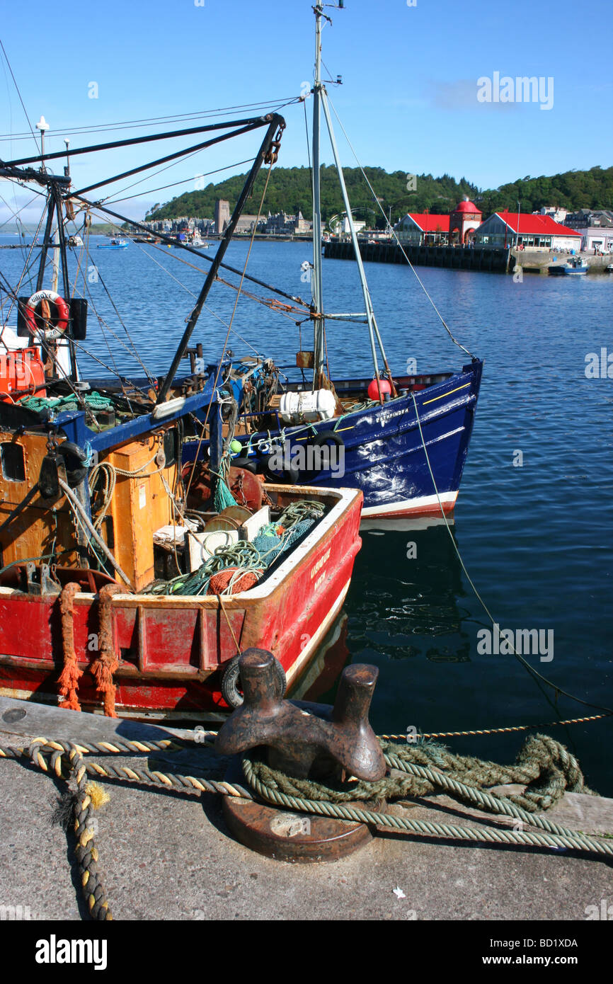 Barche da pesca ormeggiate nel porto di Oban, Argyll and Bute, costa ovest della Scozia - guardando dal South Pier di fronte al molo nord Foto Stock