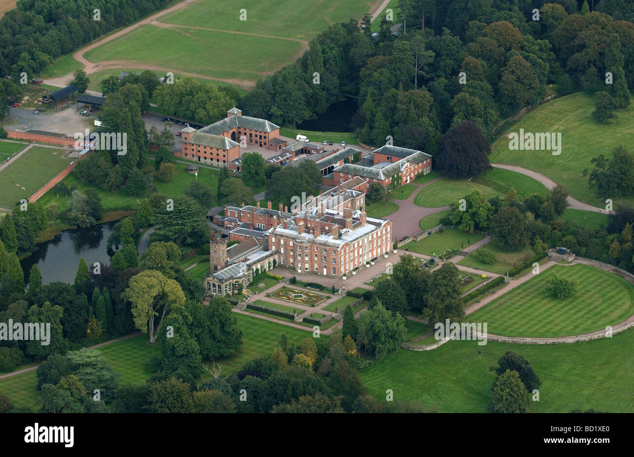 Vista aerea di Weston Park Hall sul Shropshire e di confine in Staffordshire Foto Stock