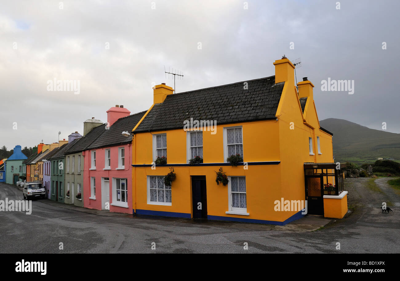 Case colorate al villaggio di Eyeries, anello di Beara, County Cork, Irlanda meridionale. Foto Stock