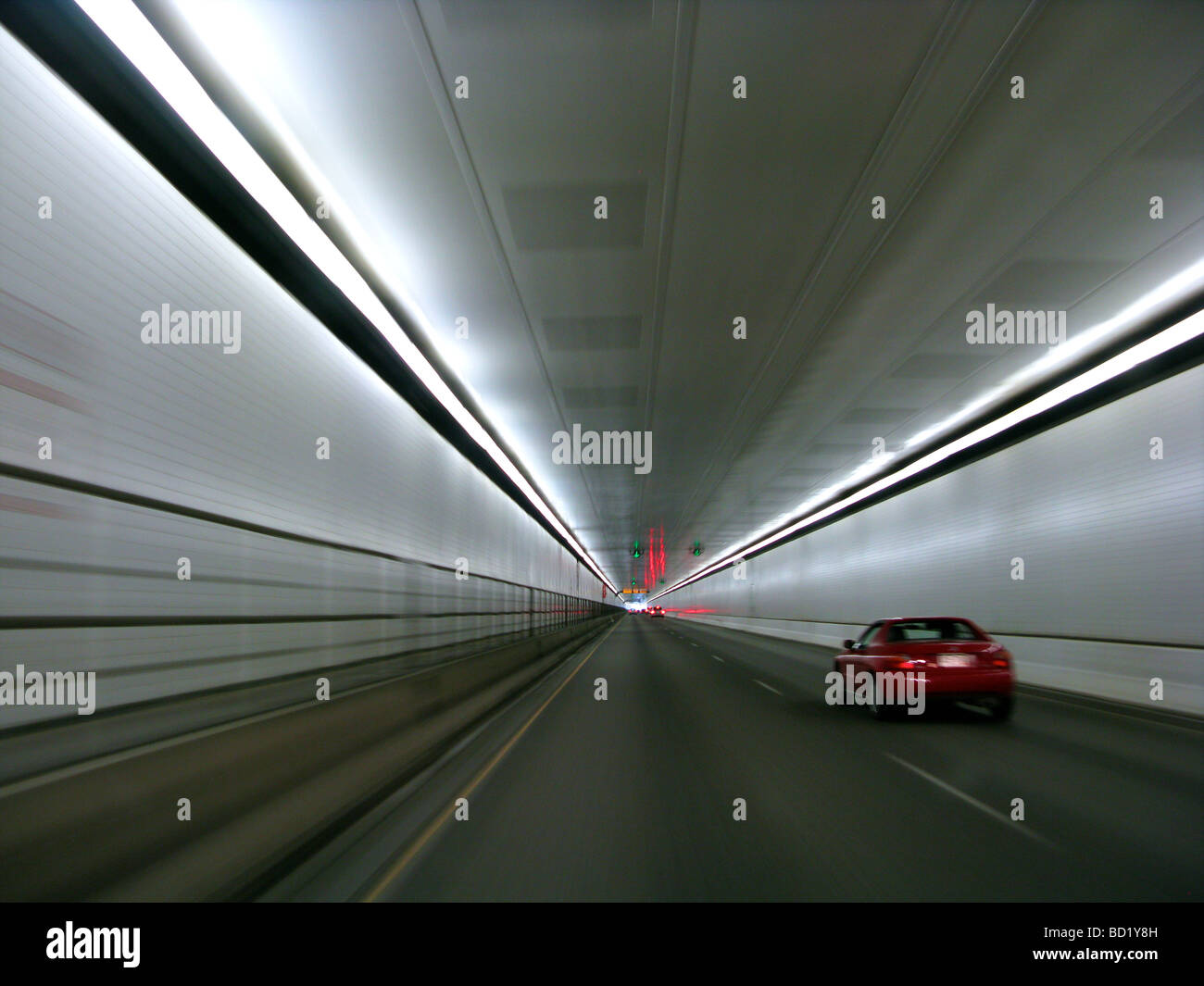 Il Tunnel di Eisenhower sull'Interstate 70 Ovest di Denver, Colorado. Il più alto tunnel per veicoli in tutto il mondo a oltre 11.000 piedi. Foto Stock