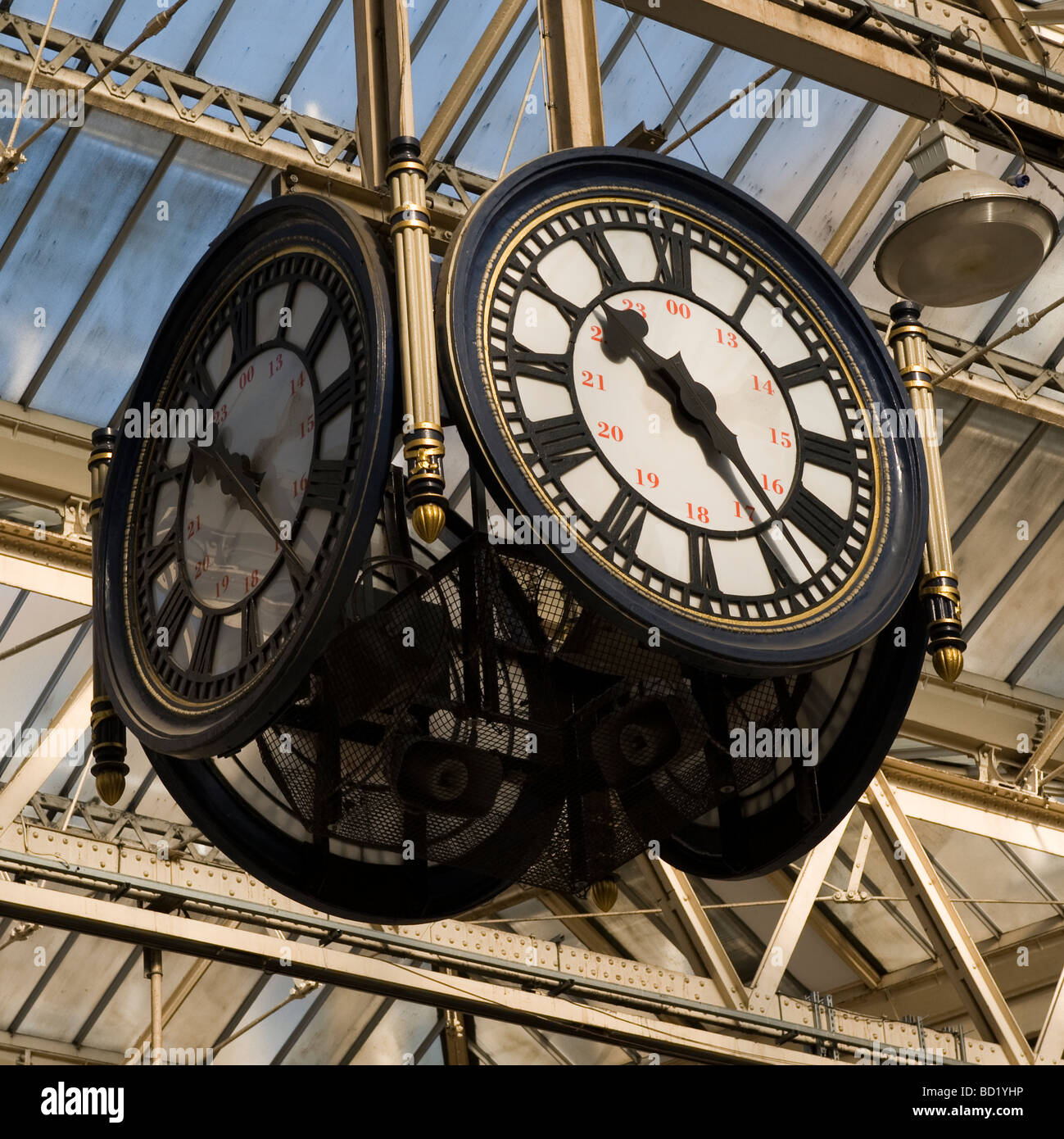 Il famoso 4 facciata orologio appeso in piazzale presso la stazione di Waterloo, Londra,l'Inghilterra,UK Foto Stock