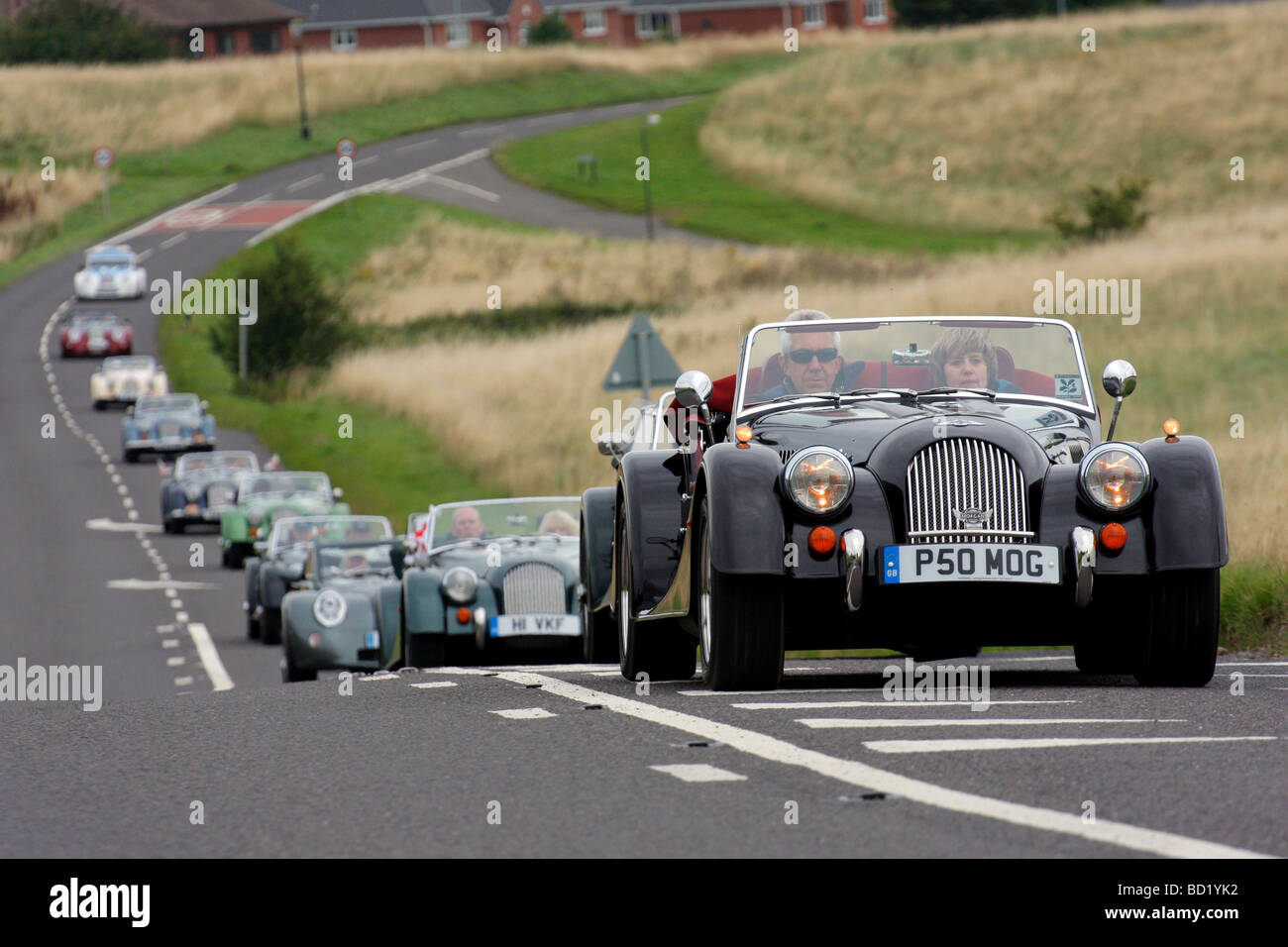 Cavalcata di Morgan auto sportive passando da Peachfield comune nella Malvern Worcs sul 100° anniversario di Morgan Motors Foto Stock