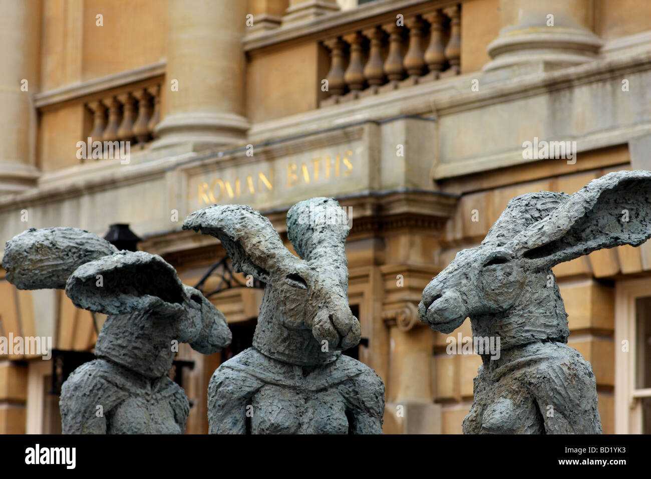 Metà umano metà lepre figure sculture di Sophie Ryder visualizzati al di fuori le camere della pompa e Abbazia di Bath Regno Unito Foto Stock