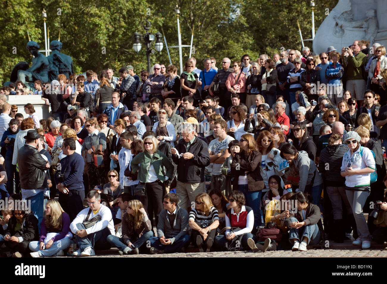 La folla di turisti in attesa per il Cambio della Guardia a Buckingham Palace a Londra, Inghilterra, Regno Unito. Foto Stock
