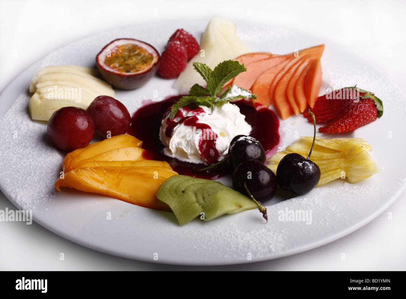 Un bel piatto di frutta fresca Foto Stock