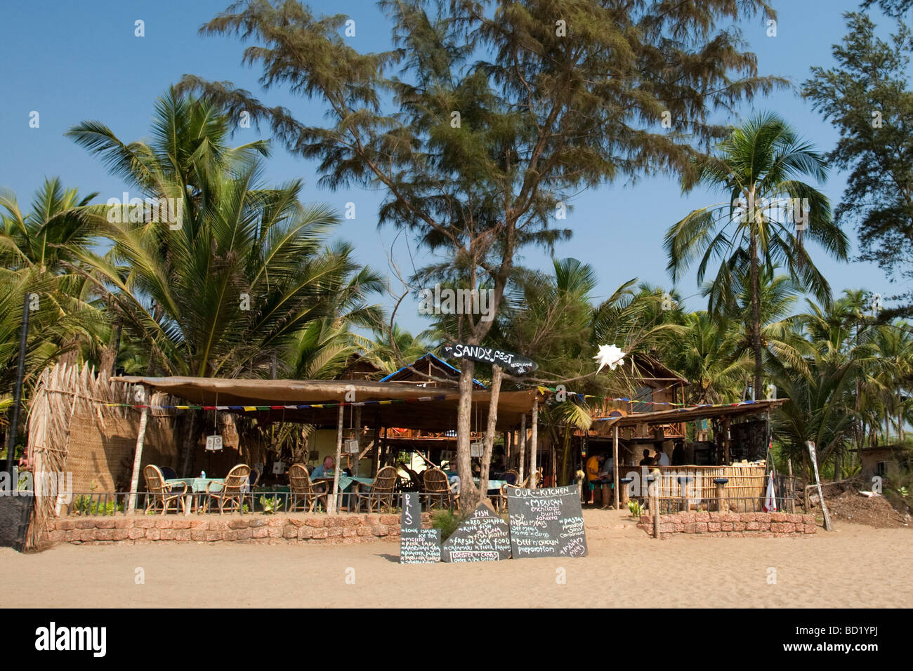 Piedi Sandy beach bar spiaggia Agonda Goa in India Foto Stock