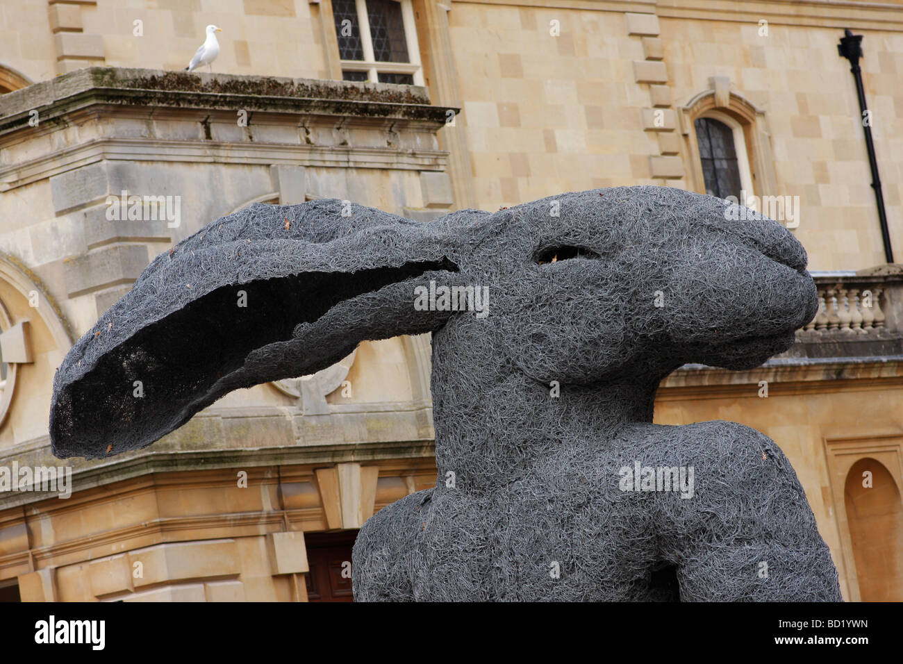 Metà umano metà lepre figura scultura di Sophie Ryder visualizzati in Bath Regno Unito Foto Stock