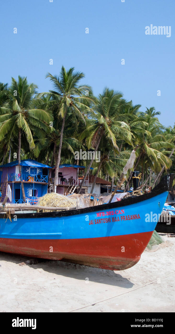 Bungalows e coco capanne tra le palme sulla popolare spiaggia di Palolem Goa in India Foto Stock