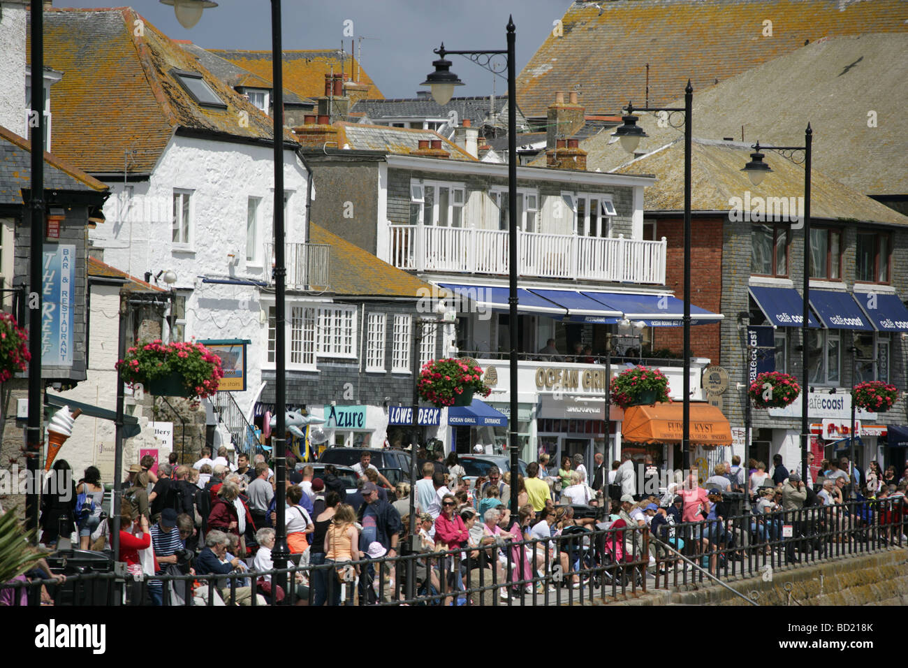 Città di St Ives, Inghilterra. Un affollato Wharf Road a St Ives Harbour su una soleggiata giornata estiva. Foto Stock